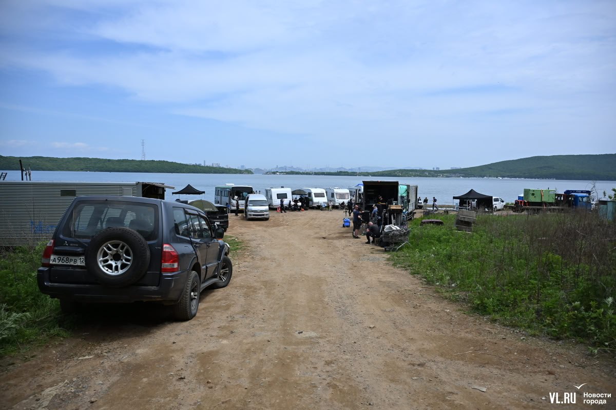 Криминальная драма в крошечном городе на Дальнем Востоке: во Владивостоке начались съёмки сериала для популярного онлайн-кинотеатра На днях во Владивостоке стартовали съёмки восьмисерийной криминальной драмы «Обнальщик» режиссёра Бориса Акопова с Александром Яценко, Фёдором Кудряшёвым и Ольгой Тумайкиной в ролях. Для съёмок сегодня частично перекрыли дорогу между Подножьем и Шигино на острове Русском – машины проезжали достаточно свободно, потому что команде была интересна заправка с видом на море. Далее съёмки переместятся в район Тихой, а затем киногруппа отправится в Находку – действие сериала развернётся в «крошечном городе на Дальнем Востоке» – собирательном образе, а не конкретном месте. В нём, по задумке сценаристов, отец и сын-айтишник встретятся с убийствами, предательствами и угрозой тюремного срока. Подробнее