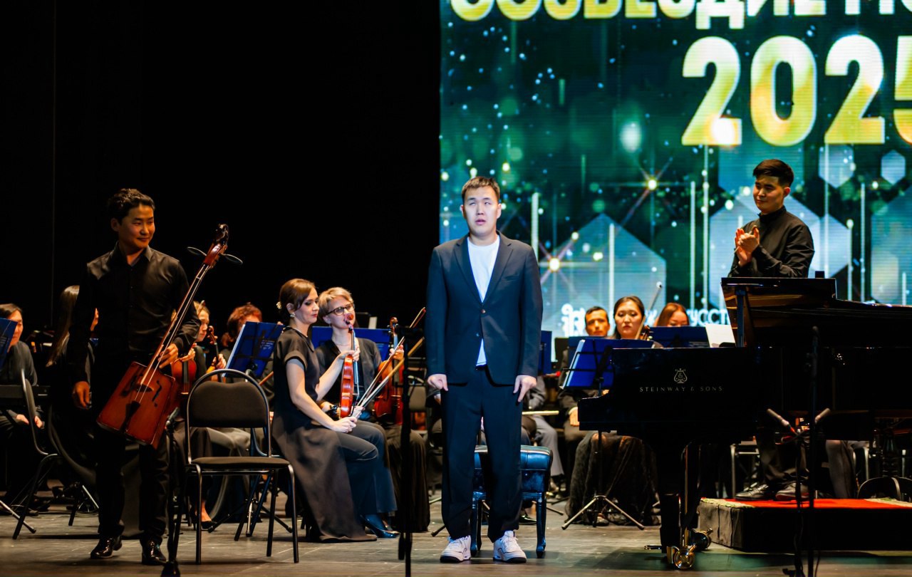 Музыкант из Бурятии исполнит свое новое произведение на Созвездии молодых В Бурятском театре оперы и балета 1 февраля в 17 00 состоится концерт Созвездие молодых 6 Ежегодно это мероприятие собирает талантливых музыкантов со всей республики Среди них Лудуб Очиров достаточно известный среди любителей классической музыки В этом году он впервые исполнит произведение собственного сочинения Саг ханаабши Время где ты Бурятия Подробности в Номер один ЧИТАЙТЕ НАС ВКОНТАКТЕ Сообщить нам свою новость можно по кнопке Письмо в редакцию