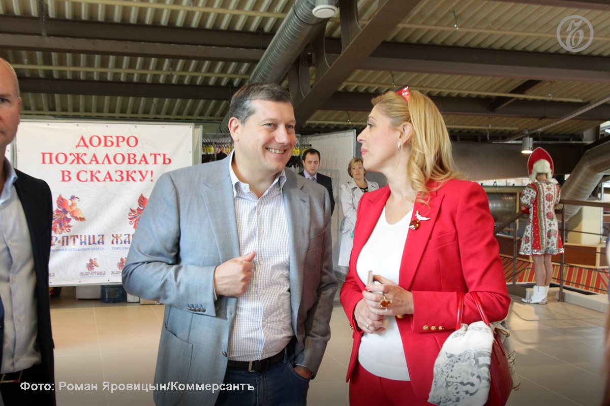 С экс главы Нижнего Новгорода Олега Сорокина и его бывшей супруги Элады Нагорной взыскали еще 1 4 млрд рублей По мнению прокуратуры Олег Сорокин используя должностные полномочия покровительствовал Эладе Нагорной которой принадлежало 60 доли в уставном капитале ООО Старт Строй В 2016 2022 годах организация выплатила Эладе Нагорной более 2 млрд руб дивидендов Иск об обращении этой суммы в доход государства суд удовлетворил частично Подписывайтесь на Ъ Приволжье