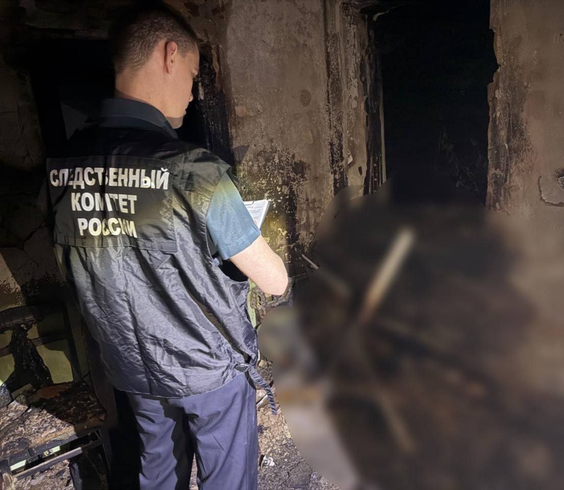На Кубани в пожаре погиб мужчина! Вчера вечером в хуторе Веселом Успенского района загорелся частный дом на улице Буденного. Соседи вызвали пожарных, но, к сожалению, было уже поздно. После того как потушили огонь, в доме обнаружили тело 55-летнего хозяина. Предварительная причина пожара — неосторожное обращение с огнем при курении. Сейчас следователи проводят проверку, чтобы выяснить все обстоятельства произошедшего.