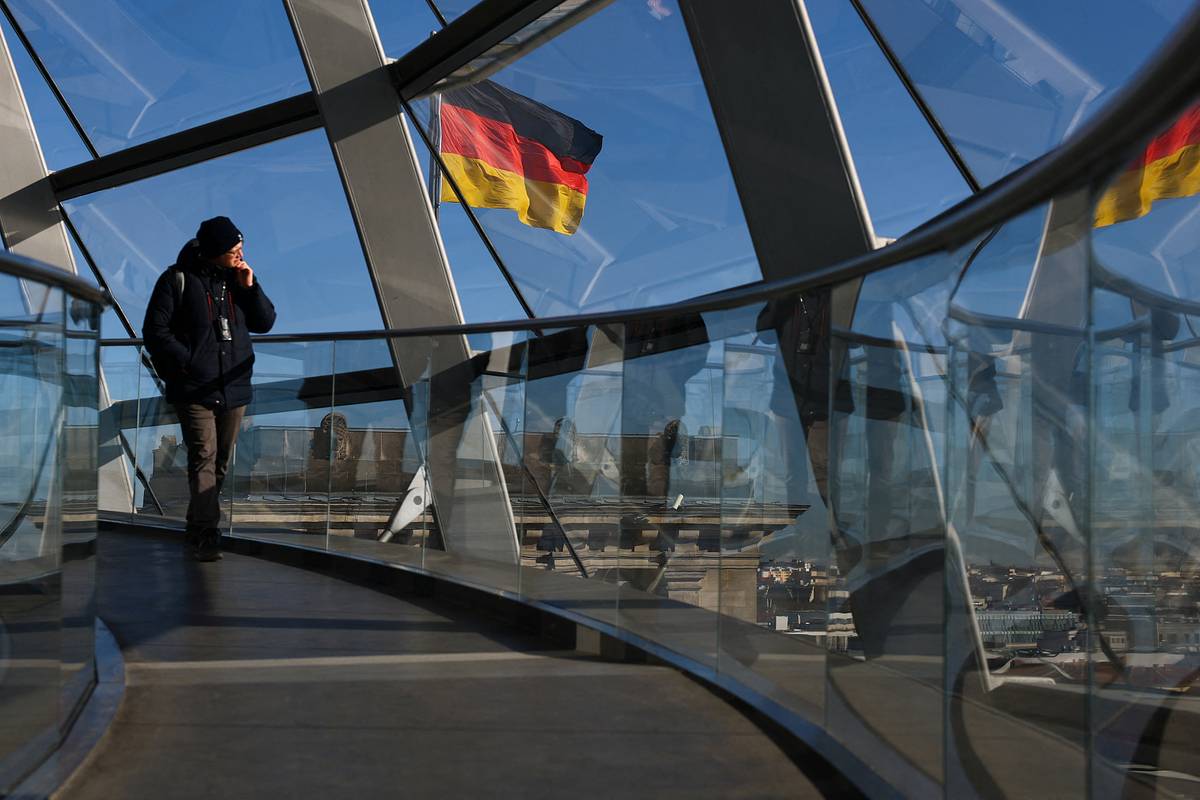 Немецкие политики в Абу Даби тайно обсуждали с представителями России налаживание связей Об этом сообщает Die Zeit По данным издания в начале ноября в Абу Даби встретились экс глава офиса канцлера ФРГ и сопредседатель форума Петербургский диалог Рональд Пофалла бывший глава Социал демократическая партии Германии СДПГ Маттиас Платцек и исполнительный директор Германо российского форума Мартин Хоффман а также председатель наблюдательного совета Газпрома Виктор Зубков и глава Совета по правам человека Валерий Фадеев Премьер европейской страны сделал резкое заявление по поводу Украины Отмечается что на секретной встрече обсуждались взаимные визиты Планируется что Пофалла и Хоффман посетят Москву в начале декабря Кроме того в начале 2026 года в Германию должен приехать спецпредставитель президента России по международному культурному сотрудничеству Михаил Швыдкой Немецкая сторона заверила что на это якобы дал согласие глава МИД ФРГ