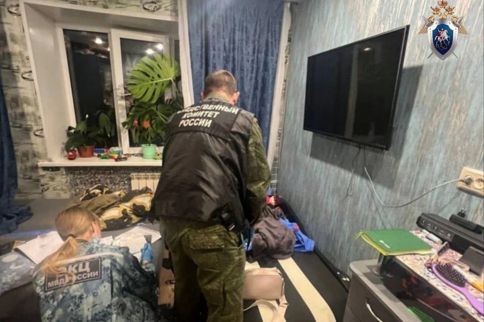 Не пила таблетки и напала с ножом на мальчика мать из Красноярска обвиняемую в попытке убийства трехлетнего сына признали невменяемой В краевом Следственном комитете напомнили что раненых мать и ребенка обнаружил участковый летом 2025 года в одной из комнат общежития на улице Демьяна Бедного Дикий случай который мог закончиться трагедией произошел вечером 8 августа Тогда 37 летняя женщина открыла дверь полицейскому который проводил плановый обход Она вся была в крови а из комнаты доносился детский плач Горожанка сразу же призналась что несколько раз ударила кухонным ножом своего трехлетнего сына Подробнее на сайте СК Подписаться на kpkrsk