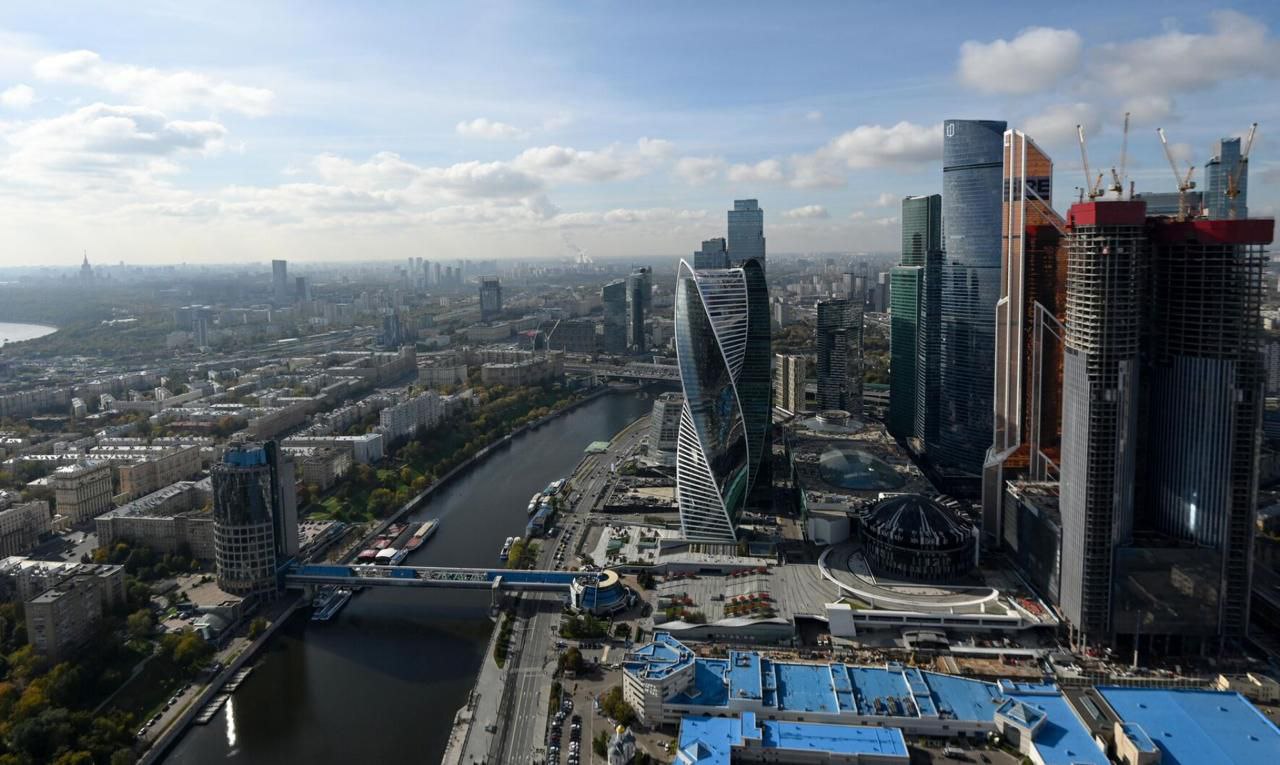 Квартиры на верхних этажах новостроек Москвы дороже нижних на 29% Если на первом этаже кв. м стоит 396 тыс. руб., то на верхнем — уже 510 тыс. Пять лет назад разница была 19%, но с тех пор жилых небоскребов стало больше, сообщают в «Циан.Аналитике». В то же время эксперты отмечают, что автоматические алгоритмы порой искусственно раздувают цены. В реальности верхние этажи в комфорт-классе лишь на 7-9% дороже нижних, в бизнес-классе — на 14%. Зато в элитном сегменте разница сразу 25%, а в зданиях выше 200 метров может доходить и до 50%. Но это доплата не только за вид. На верхних этажах располагаются пентхаусы, лоты с террасами или двухуровневые квартиры. Здесь уж покупатель сам решает — стоит ли престиж таких денег или нет. Фото: ria. ru