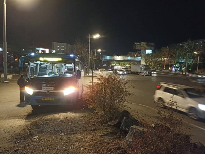 Экстренное торможение и травмы инцидент с автобусом привлек внимание полиции во Владивостоке   Инцидент произошёл вчера вечером при выезде автобуса с остановки Фабрика Заря Женщина получила травмы грудного отдела позвоночника и ноги в результате падения в автобусе 44д По словам водителя аварийная остановка была вызвана резким подрезанием другого автомобиля что заставило его применить экстренное торможение для предотвращения столкновения В настоящее время полиция проводит проверку с целью определения степени вины каждого участника происшествия Источник prim police vmfareast