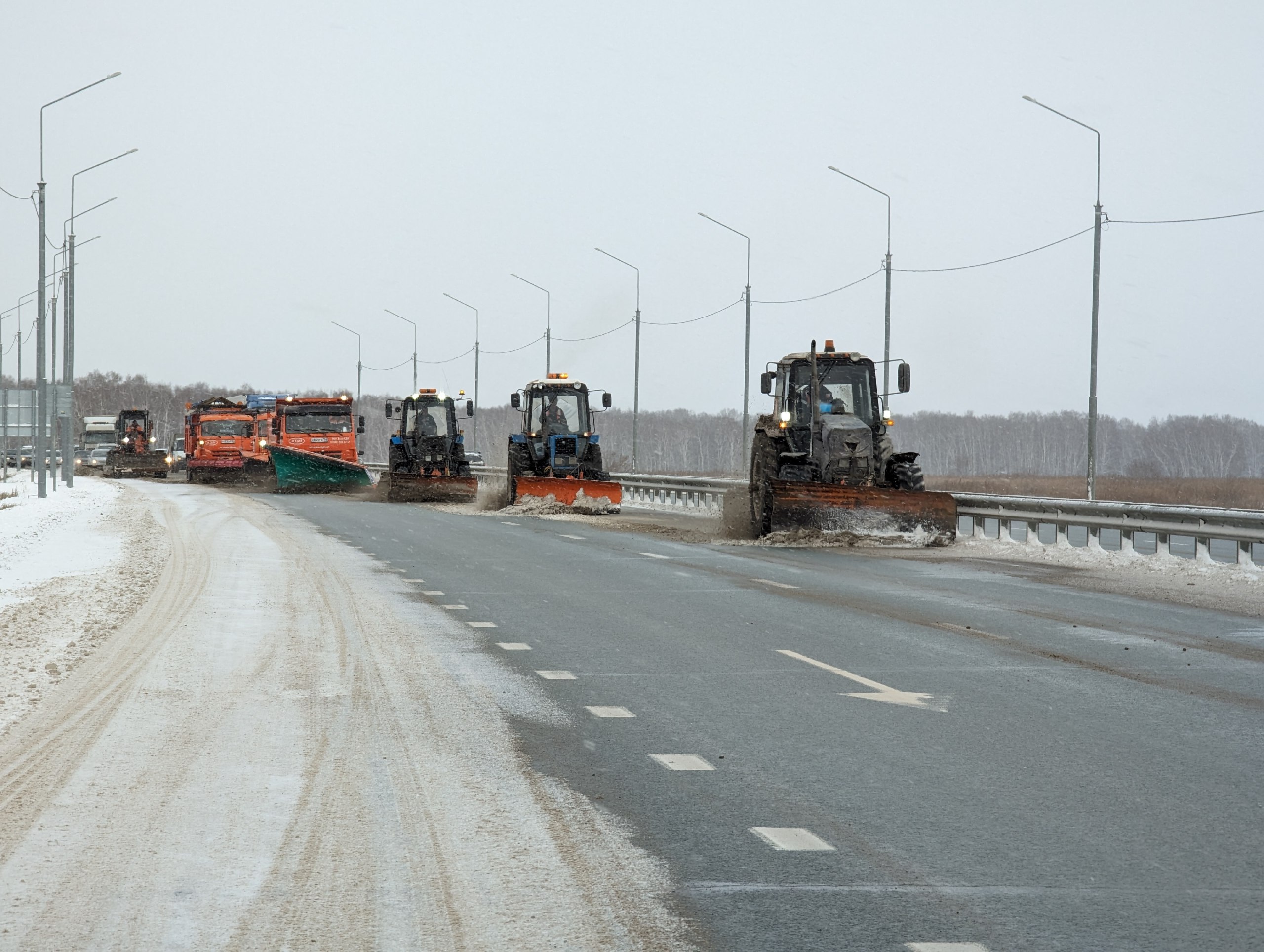 В Новосибирскую область пришли холода и обильные снегопады поэтому работа спецтехники перешла в круглосуточный режим Сегодня на региональных дорогах работало 624 единицы оборудования для чистки дорог от снега Подрядные службы дополнительно обрабатывают трассы пескосоляной смесью и реагентами потому что температура местами опускается ниже нуля В выходные когда осадки были наиболее интенсивными на расчистке дорог работало 800 единиц техники При дальнейшем ухудшении погоды количество специализированных машин будет увеличено для обеспечения бесперебойного движения Водителям рекомендуется быть предельно осторожными Соблюдайте безопасную дистанцию и скоростной режим Для оперативного реагирования на сообщения водителей работают круглосуточные горячие линии 730 для абонентов МТС 8 913 949 00 30 для абонентов других операторов и стационарный телефон 8 383 335 81 50