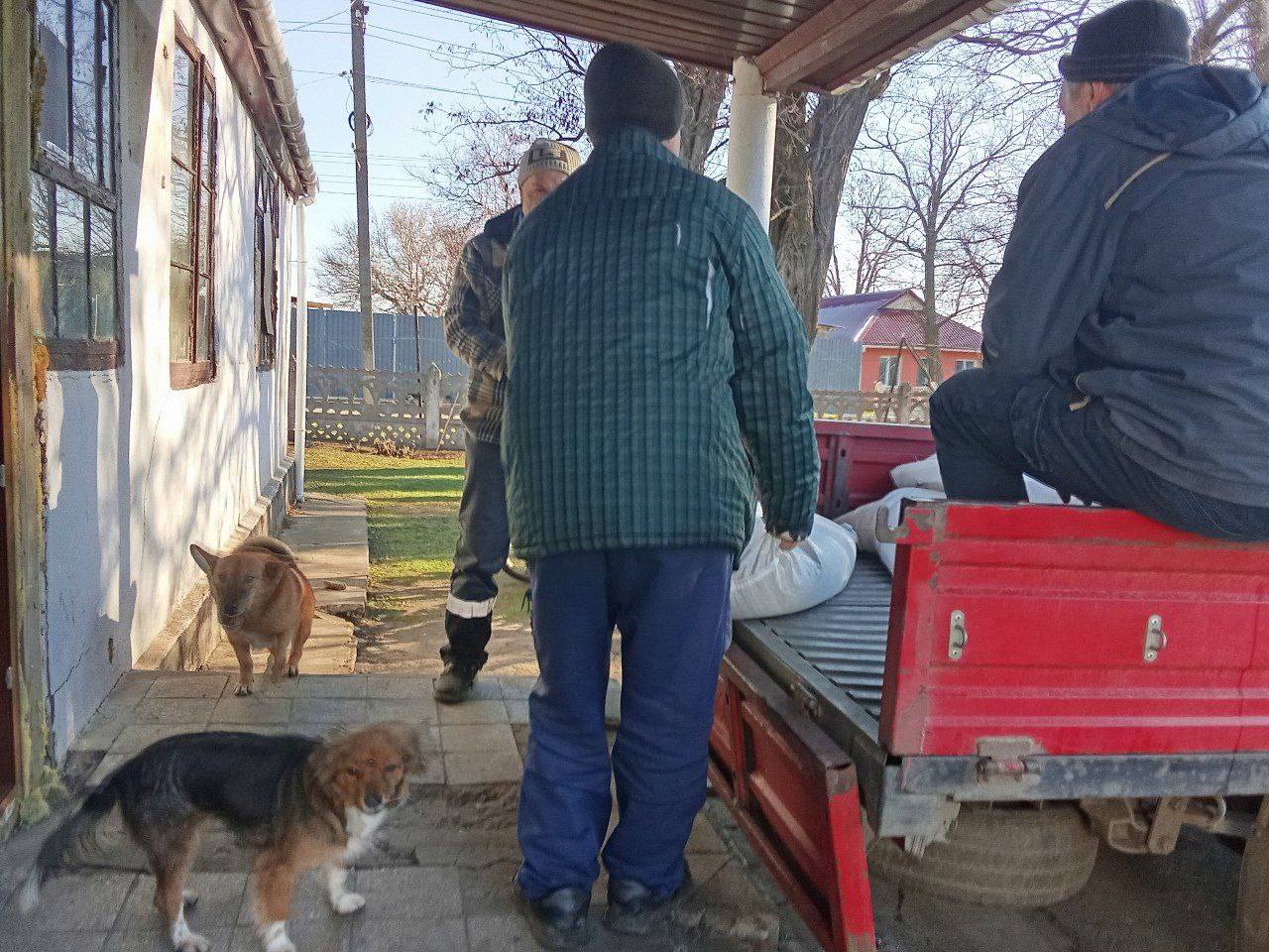 В Каховском округе осуществляется подготовка к выдаче гуманитарной помощи   Для жителей сел Новокаменка и Чернянка были привезены продуктовые наборы при содействии гуманитарного центра окружной администрации.  "Сотрудники администрации и КСК уже начали фасовку продуктов, и в ближайшее время начнется их выдача местным жителям", - отмечается в сообщении.  Радио Таврия - подписаться