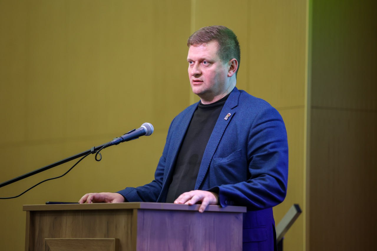 В Выборгском районе состоялись занятия в рамках работы филиала Высшей партийной школы «Единой России», который открылся в Петербурге в апреле. Это масштабный образовательный проект, направленный на комплексное повышение квалификации партийного актива, муниципальных депутатов и руководителей первичных отделений. Участников мероприятия поприветствовал руководитель исполкома регионального отделения партии Александр Серавин. «Здесь собрались депутаты муниципальных советов, секретари первичных отделений. И они будут обучаться по тем направлениям, которые сами определили на встрече, состоявшейся в начале года», — сказал он. Он отметил высокий интерес единороссов к мероприятию и поблагодарил за помощь в его организации районное отделение «Единой России» и его секретаря Павла Рыбчака. Участникам занятий прочитали лекции о партийной миссии, о депутатских полномочиях, о работе с обращениями граждан и информационной деятельности в социальных сетях. Проект призван укрепить кадровый потенциал «Единой России» в Северной столице, обеспечить единые стандарты работы на местах и повысить эффективность взаимодействия с жителями города. Он сочетает в себе лучшие традиции партийной учебы с современными образовательными технологиями, что делает его уникальной площадкой для профессионального диалога и обмена опытом. Ранее отмечалось, что реализация этого проекта особенно актуальна в Год муниципального депутата, который объявил в декабре прошлого года председатель «Единой России» Дмитрий Медведев на XXII Съезде партии.