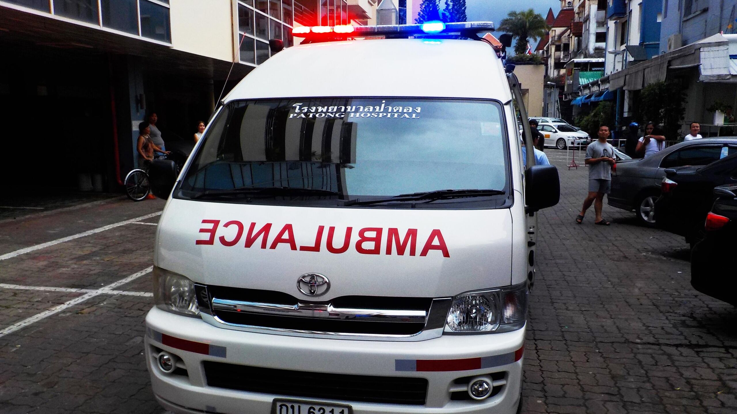 Сооснователь онлайн гиганта модной индустрии британской компании ASOS Квентин Гриффитс погиб в результате загадочного падения с балкона в Таиланде сообщает газета Daily Mail со ссылкой на правоохранителей По данным полиции 58 летний Гриффитс выпал со своей квартиры на 17 м этаже в жилом комплексе в Паттайе Полиция не обнаружила никаких признаков беспорядка внутри квартиры но не исключает версию насильственной смерти Точная причина смерти будет установлена после полной патологоанатомической экспертизы которая может занять несколько месяцев Компания ASOS была основана в 2000 году в Лондоне Ее название первоначально обозначало фразу As Seen On Screen Как на экране со слоганом покупай то что видишь в кино и по телевизору