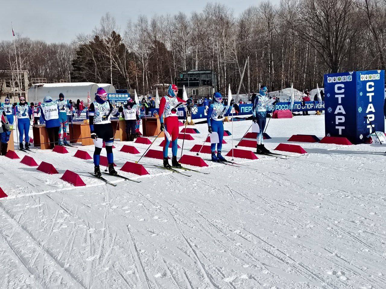 Лыжники из ЕАО выступили на Первенстве России по спортивному ориентированию в Хабаровском крае  Спортсмены из ЕАО приняли участие в Первенстве России по спортивному ориентированию, которое состоялось в Хабаровском крае.  Участниками турнира стали около 400 спортсменов из 25 субъектов Российской Федерации, в том числе и из Еврейской автономной области.   В возрастной категории мальчиков до 15 лет отличился Смирнов Илья, который показал достойные результаты среди 60 участников: Лыжная гонка — классика: 8 место. Лыжная гонка — спринт  пролог : 8 место.   В категории юношей до 18 лет выступал Трифонов Максим, который принимал участие в самой многочисленной группе — 70 человек, среди которых были и члены сборной России.