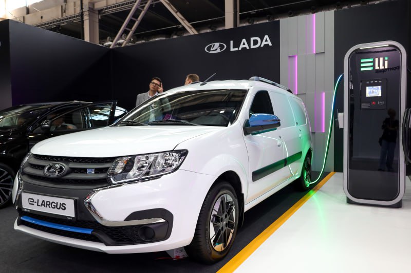 Lada e Largus наконец можно будет увидеть на дорогах Москвы Проект с рекордно низкой реализацией наконец обретает жизнь АвтоВАЗ получил заказ аж на 33 экземпляра Lada e Largus от Мосгротранса В АвтоВАЗе сообщили что речь идет о грузопассажирской версии электромобиля Машины будут обслуживать транспортную инфраструктуру Москвы остановки зарядные станции конечные пункты и Северный речной вокзал Производство Lada e Largus началось в сентябре 2024 года модели принадлежит своеобразный антирекорд реализации за первый квартал 2025 года на учёт был поставлен лишь один экземпляр модели Москва слезам поверила Прислать новость EVforum Наши чаты   evНовости