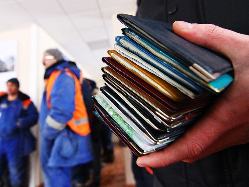 Сотрудники миграционной службы незаконно оформили около 1000 человек мигрантов.   Группа лиц, состоящая из сотрудников миграционного отдела сахалинского УМВД и частных лиц, включая одну иностранную гражданку, предстала перед судом по обвинению в нарушении миграционных законов и превышении должностных полномочий.   Обвиняемым предъявлены обвинения в получении денежных вознаграждений за противоправные действия и организация нелегального заезда иностранных граждан с использованием подложных документов.   Начиная с августа 2022 года по июль 2025 года обвиняемые оформляли фиктивные трудовые договора, и оформляли регистрацию мигрантов по адресам проживания без фактического предоставления жилья.  Один из представителей правоохранительных органов получал взятки от одного из членов группы — не менее 70 тыс. рублей — за выдачу разрешений на продление сроков временного пребывания иностранцев на территории страны.  Согласно материалам следствия, благодаря действиям указанной группы примерно тысяча иностранных граждан смогли незаконно оформить временную регистрацию в Южно-Сахалинске.  Двое обвиняемых арестованы и находятся под стражей, остальные участники находятся под подпиской о невыезде. Ведётся работа по установлению точного числа иностранных граждан, получивших фиктивную регистрацию.