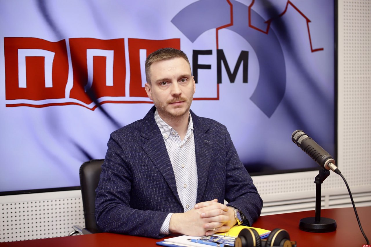 Руководитель регоператора ООО «Экогрупп» Денис Кузнецов о жалобах псковичей на переполненные мусорные контейнеры на первых майских праздниках: В связи с увеличением туристического потока, соответственно, мы заметили, что было увеличение отходов. По площадкам, где мы видели перенакопление, мы совершали двойной вывоз, но некоторые площадки очень быстро переполнялись. Мы старались реагировать на все площадки, которые сами видели, но не все площадки попали в наше поле зрения. Те жалобы, которые поступали в соцсети, мы отслеживали, оперативно на них реагировали. В течение 12 часов решали данный вопрос.