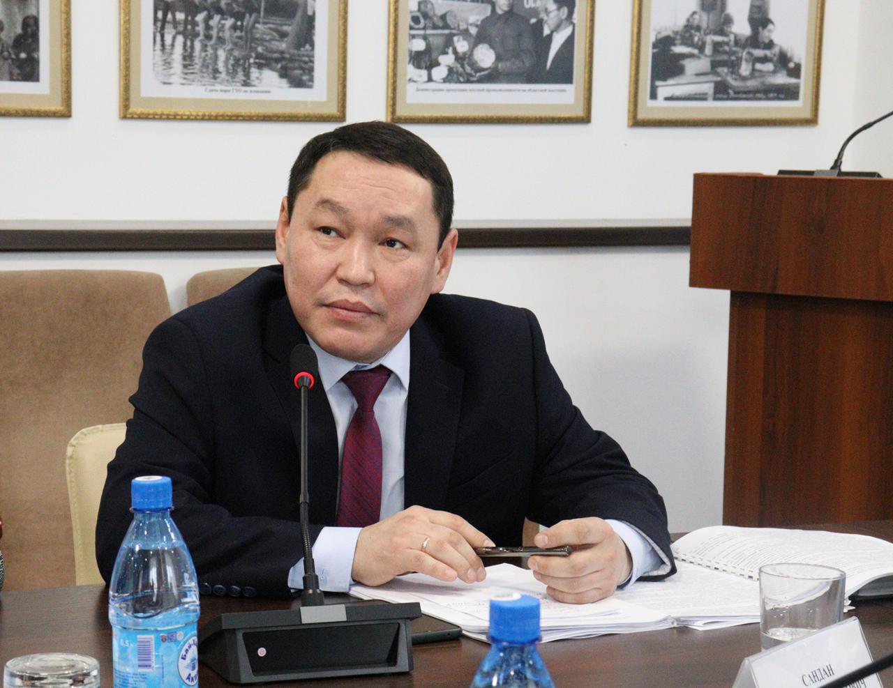 Эдуард Сандан назначен заместителем Председателя Правительства республики Сообщение о назначении министра труда и соцполитики Тувы Эдуарда Сандана на должность вице премьера появилось на официальных ресурсах Верховного Хурала По имеющиимся данным он будет курировать экономический блок Также известно что сегодня республиканский парламент утвердил ряд других кадровых назначений Сендаша Шолбана Николаевича на должность заместителя Председателя Правительства Республики Тыва Ооржак Александры Владимировны на должность председателя Счетной палаты Республики Тыва Сандара Аяса Олеговича на должность аудитора Счетной палаты Республики Тыва ТЫВАПРЕСС ПОДПИСАТЬСЯ