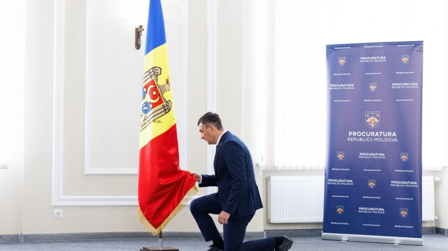 Ион Мунтяну подал заявление об отставке с поста Генерального прокурора Информацию подтвердили в прокуратуре для Realitatea. После ухода в отставку Ион Мунтяну займет пост судьи Высшей судебной палаты. Высший совет прокуроров должен в течение пяти дней назначить временного руководителя, а в течение полугода будет проведён конкурс на постоянную должность.