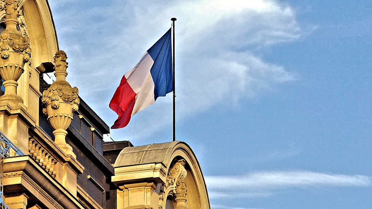 Теперь официально секс без явного согласия изнасилование Такое решение приняли во Франции поправки уже внесли в законодательство пишет France Presse Законы изменили после скандального дела о мужчине который 20 лет накачивал жену снотворным и позволял незнакомцам заниматься с ней сексом В деле значится полсотни человек которые пользовались беспомощностью женщины Все они получили реальные сроки от трех до 15 лет тюрьмы   Подпишитесь на Абзац TG VK Дзен MAX Rutube