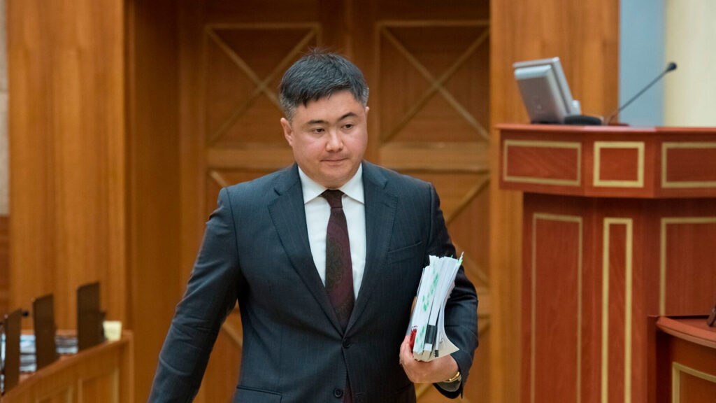 Нацбанк Казахстана стал самым крупным покупателем золота в мире В июне 2025 года Национальный банк Казахстана приобрел 7 тонн золота, став крупнейшим покупателем среди всех центральных банков мира за этот месяц. Сейчас в запасах страны уже около 300 тонн драгоценного металла. Такие данные содержатся в отчете Всемирного совета по золоту, пишет digitalbusiness.kz Если сравнить: в мае центробанки Турции и Польши купили по 6 тонн золота, Китай и Чехия - по 2 тонны, а Кыргызстан, Камбоджа, Филиппины и Гана - по одной тонне. Подробнее