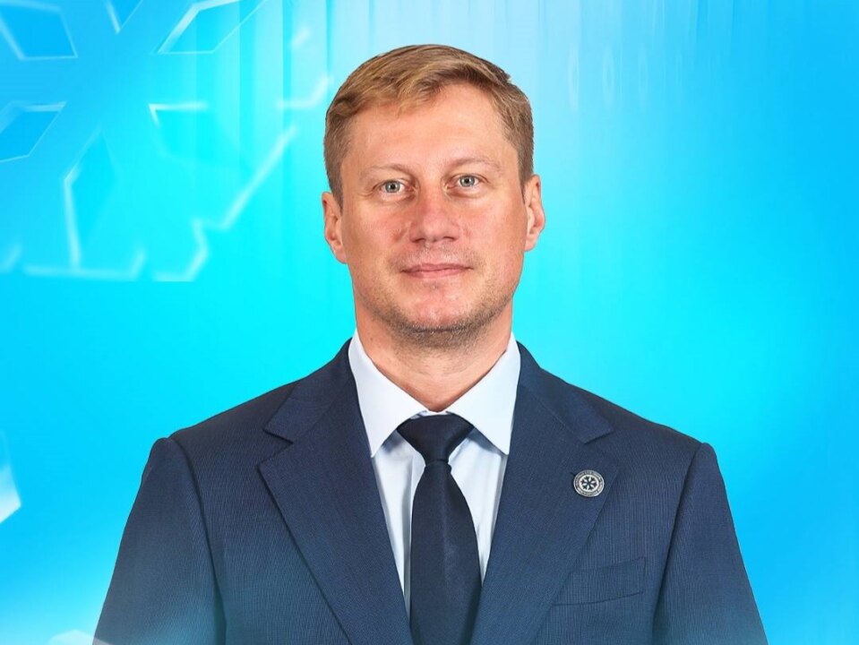 На заседании попечительского совета хоккейного клуба Сибирь которое состоялось 15 января было принято решение об утверждении Ярослава Люзенкова в должности главного тренера команды Напомним с 14 ноября 2025 года Ярослав Люзенков исполнял обязанности главного тренера при нем Сибирь одержала 11 побед и вернулась в зону плей офф Его предшественник Вячеслав Буцаев был со скандалом уволен после одиннадцати поражений подряд крайнее из которых было одним из самых сокрушительных в истории клуба По ходу первой половины сезона это стало вторым увольнением главного тренера команды мотивы поспешного расставания с Вадимом Епанчинцевым и назначения именно Буцаева для общественности остались за ширмой стандартного клише известный опытный специалист который не раз доказывал свою состоятельность в других клубах По ссылке