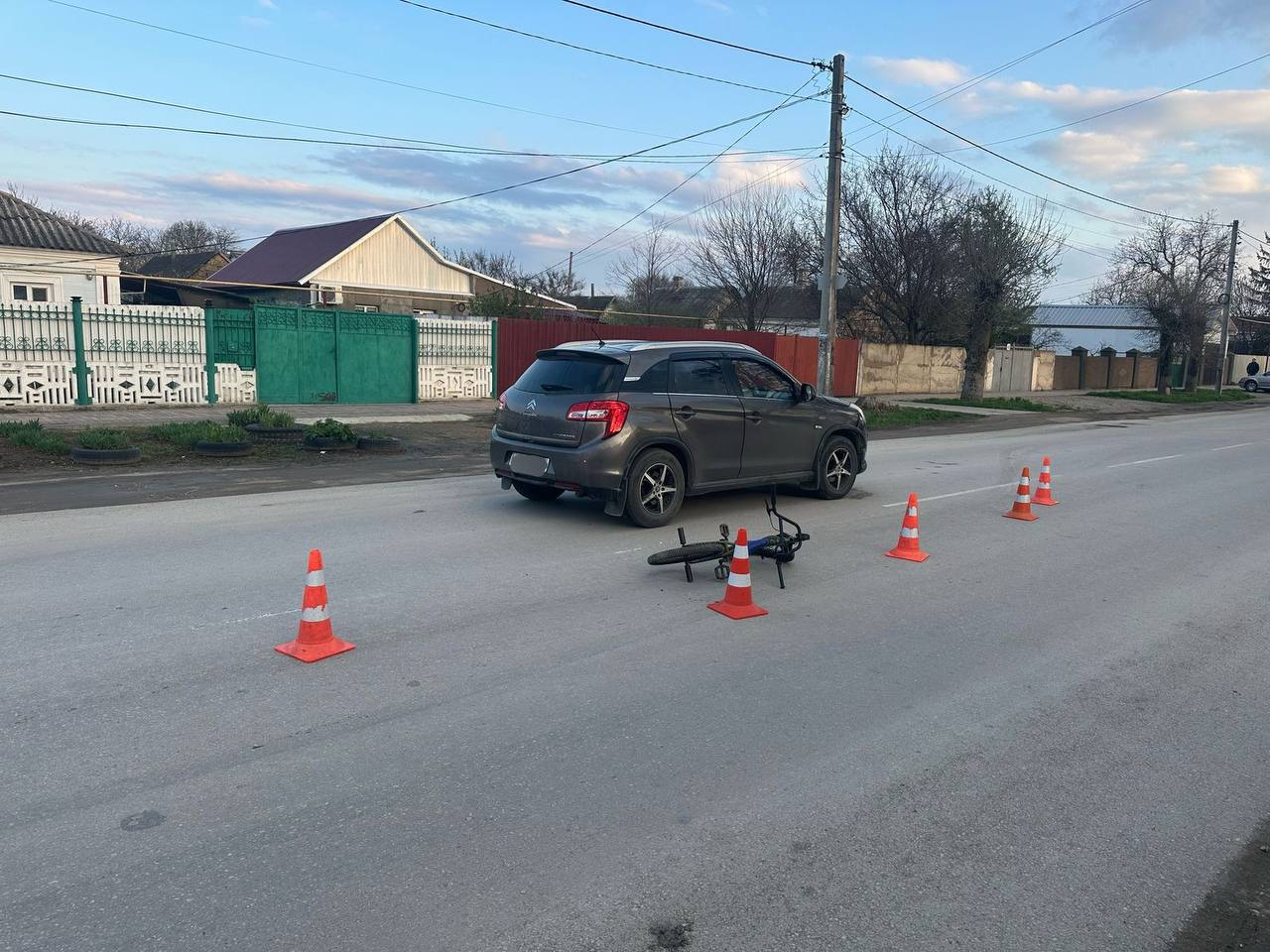 В Красногвардейском районе 11-летний мальчик на велосипеде попал под колёса машины Школьник не убедился в безопасности манёвра и начал ехать по проезжей части. Там он столкнулся с автомобилем Citroen C4, сообщили в Госавтоинспекции Крыма. «В результате ДТП 11-летний ребенок получил травмы различной степени тяжести и доставлен в медицинское учреждение», — говорится в сообщении. Обстоятельства ДТП устанавливаются. Также ход проверки по факту аварии взят под контроль в прокуратуре Крыма. Фото: Госавтоинспекция Крыма Крым 24