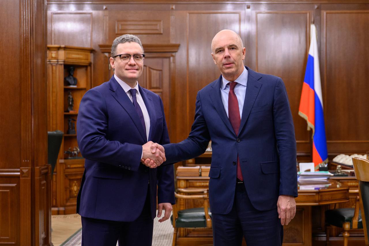 Состоялась встреча с Министром финансов Российской Федерации Антоном Германовичем Силуановым Они обсудили ряд важных для региона вопросов в том числе реализацию инфраструктурных проектов обеспечение социальных обязательств и сбалансированность регионального бюджета Отдельно обратили внимание на вопросы социальной поддержки граждан в том числе участников СВО и их родных строительство социальных объектов и развитие инфраструктуры Вологодской области А также реализацию проектов в сфере жилищно коммунального хозяйства направленных на повышение качества услуг водоотведения и теплоснабжения которые финансируются за счёт средств казначейского инфраструктурного кредита