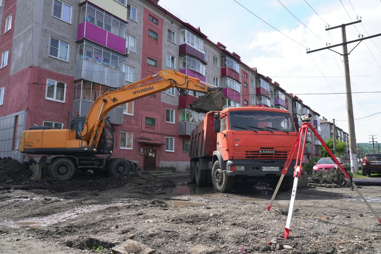 На комитете по экономическому развитию депутаты поддержали поправки в две госпрограммы: формирования современной городской среды и обеспечения населения качественными услугами ЖКХ    Проекты постановлений правительства были подготовлены и внесены в областную Думу министерством ЖКХ.   Заместитель министра Александр Король проинформировал, что в обе госпрограммы вносятся изменения в части описания стратегических приоритетов и целей государственной политики при их реализации. Все изменения направлены на улучшение качества жизни населения в муниципалитетах.    В госпрограмме формирования современной городской среды дополняется порядок предоставления субсидии муниципальным образованиям.     В адресный перечень объектов, подлежащих в этом году капитальному ремонту и ремонту дворовых территорий многоквартирных домов, проездов к ним вносятся технические изменения по Аниве и селу Поречье Макаровского района.     В перечень дворовых территорий включаются дополнительно по несколько объектов в Корсаковском, Смирныховском районах и в Южно-Сахалинске.     Вносятся изменения в перечень общественных территорий, подлежащих благоустройству в 2025 году, в Макаровском, Невельском и Северо-Курильском муниципальных округах.     Документ дополняется новой таблицей с адресным перечнем объектов по устройству в этом году комплексных игровых площадок.     Поправками в госпрограмму обеспечения населения качественными услугами ЖКХ вносятся изменения в целевой показатель «Увеличение площади рекультивированных объектов размещения твердых коммунальных отходов к 2030 году до 37 га» в связи с увеличением количества таких объектов.   Депутаты единогласно поддержали проекты постановления правительства. Решением комитета министерство ЖКХ будет уведомлено об отсутствии замечаний и предложений.    Подробнее на сайте областной Думы.