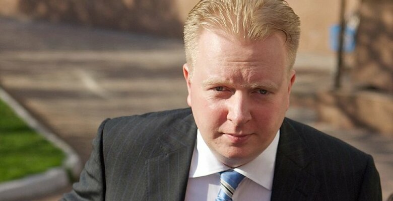 В Великобритании были разграблены особняки экс главы Российского авторского общества В районе британского Брайтона известном как Голливудские Холмы пустуют три дома которые были приобретены Сергеем Федотовым экс главой Российского авторского общества РАО Первые два дома он купил в 2012 году за 2 8 и 1 5 млн фунтов соответственно а третий через два года за 2 5 млн фунтов До недавнего времени все они пустовали и использовались молодежью для проведения вечеринок рассказали в беседе со СМИ местные жители Предметы быта были разграблены а фасады домов разрисованы граффити Сам Сергей Федотов с 2016 года являлся фигурантом дела о мошенничестве а в 2020 году его приговорили к пяти годам колонии общего режима по делу о хищении более чем 700 млн рублей
