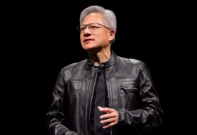 Дженсен Хуанг пожаловался на потерю китайского рынка ИИ ускорителей доля Nvidia снизилась с 95 до 0 Основатель и генеральный директор Nvidia Дженсен Хуанг Jensen Huang пожаловался что доля компании на рынке передовых чипов в Китае сократилась с 95 до нуля поскольку американский полупроводниковый гигант не имеет возможности продавать свою передовую продукцию компаниям материкового Китая из за экспортных ограничений США Об этом пишет South China Morning Post Мы продолжим разъяснять ситуацию информировать и будем надеяться на изменение политики В настоящее время мы полностью покинули Китай заявил глава Nvidia на мероприятии Citadel Securities в Нью Йорке 6 октября Nvidia с 2022 года запрещено экспортировать свои передовые чипы для искусственного интеллекта включая A100 H100 и H200