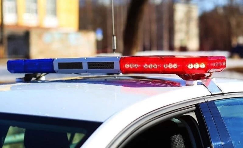 В Магнитогорске мужчина своровал золотые украшения на 200 тысяч рублей В Магнитогорске Челябинская область полицейские задержали мужчину, похитившего золотые украшения на 200 тысяч рублей. Как сообщили в пресс-службе ГУ МВД России по Челябинской области, жертвой злоумышленника стала 39-летняя женщина. У неё он украл золотое кольцо и две золотые подвески. «Сотрудники уголовного розыска районного отдела полиции установили и задержали подозреваемого в совершении преступления. Им оказался ранее судимый за аналогичные преступления 37-летний житель Магнитогорска», – отметили в пресс-службе полиции. Магнитогорец вскрыл пластиковое окно при помощи лома, проник внутрь и затем похитил золото. В отношении него возбуждено уголовное дело о краже. Он заключён под стражу. Похищенное золото вернут владелице после проведения следственных действий. URALPRESS.RU