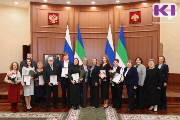 От магистрантов до докторов наук в Коми наградили лауреатов премий правительства региона в области научных исследований В этом году на экспертизу была подана 41 заявка и лучшие из лучших победители строгого конкурсного отбора удостоились премии правительства Республики Коми Всего награды получили одиннадцать лауреатов чьи работы в сфере естественных точных гуманитарных и технических наук отмечены за вклад в социально экономическое развитие региона   komiinform ru news 289402