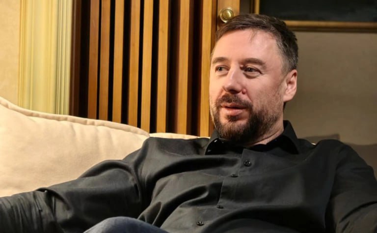 После ухода из Wildberries Владислав Бакальчук стал директором в М Видео Эльдорадо Как сообщает РБК со ссылкой на данные СПАРК с 8 сентября Владислав Бакальчук занимает должность главного исполнительного директора в операционной компании сети ООО МВМ М Видео Эльдорадо Он покинул Wildberries после того как его бывшая супруга Татьяна Бакальчук забрала 1 его доли в ходе бракоразводного процесса Конфликт между ними начался из за разногласий по поводу объединения Wildberries и оператора наружной рекламы Russ kursivm kursiv news