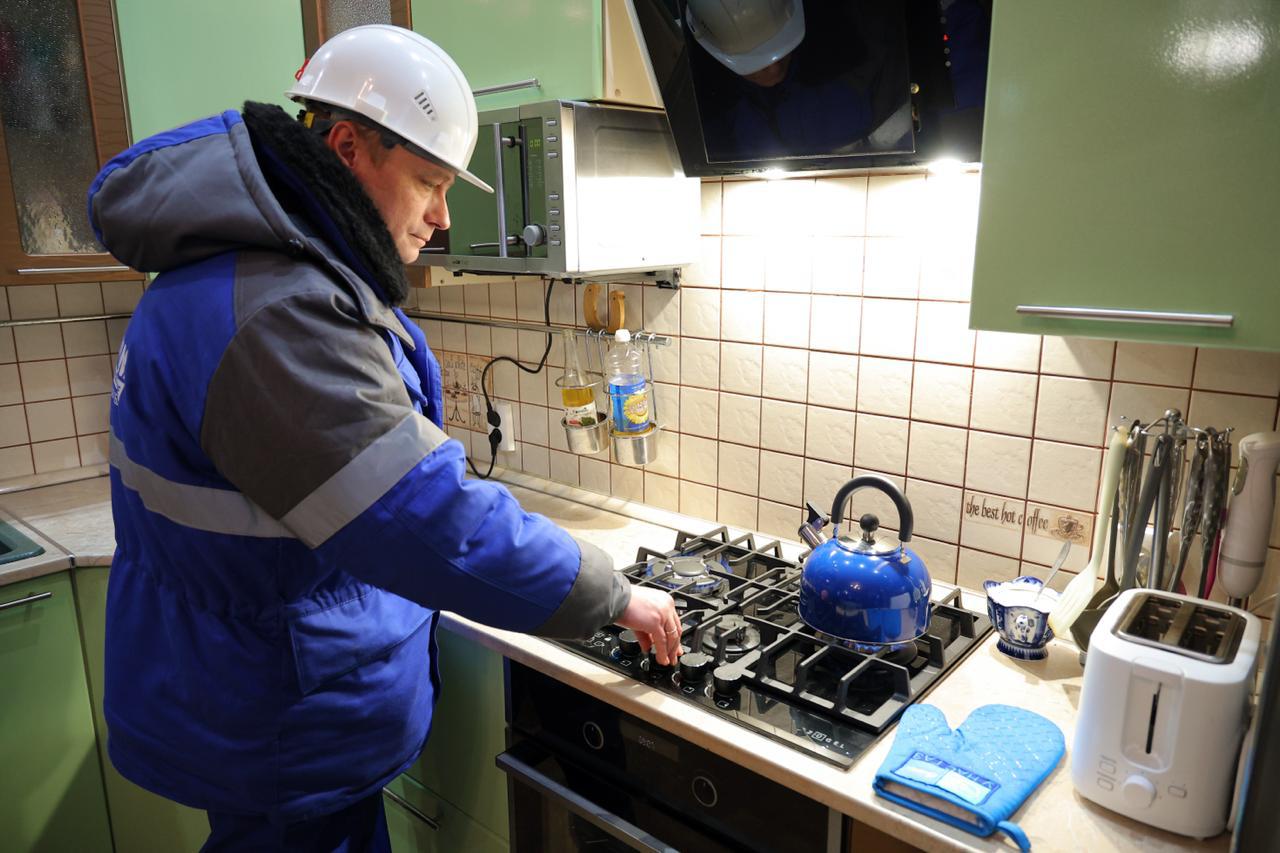 В январе ноябре 2025 года Газпром подвел сетевой газ к 191 населенному пункту Доступ к газу получили около 20 тыс домовладений и порядка 100 котельных в основном в сельской местности Благодаря сетевому газоснабжению быт на селе становится гораздо комфортнее В частности в ноябре завершено сооружение межпоселкового газопровода в Волжском районе Самарской области Этот объект необходим для подачи газа в 900 домов в четырех населенных пунктах п Гаврилова Поляна п Усинский с Выползово и с Подгоры В Ярославской области созданы условия для подачи газа в Брейтовский район В конце ноября завершено сооружение газопровода отвода с газораспределительной станцией ГРС Брейтово Межпоселковые газопроводы от ГРС к административному центру района с Брейтово и еще к восьми населенным пунктам также построены В результате обеспечена возможность для газификации 1 7 тыс домовладений и 22 котельных Теперь все районы Ярославской области подключены к системе газоснабжения В Республике Саха Якутия от газопровода Сила Сибири построен газопровод отвод с ГРС Мурья Завершено сооружение межпоселковых газопроводов от ГРС к селам Мурья Батамай и Беченча Ленского района Здесь будут обеспечены газом более 480 домовладений и три котельные В уже газифицированных населенных пунктах компания создает технические условия для увеличения поставок газа действующим потребителям и подключения новых В этом году модернизированы 30 ГРС Суммарно годовая производительность станций повышена на 11 4 млрд куб м Это сравнимо с ежегодным объемом потребления газа в Ставропольском крае Ход выполнения программ развития газоснабжения и газификации субъектов РФ в 2025 году рассмотрен Правлением Газпрома На заседании Правления также состоялась церемония награждения лауреатов премии ПАО Газпром в области науки и техники за 2025 год Суммарный экономический эффект от внедрения разработок удостоенных премии составил 43 млрд руб Газпром в MAX