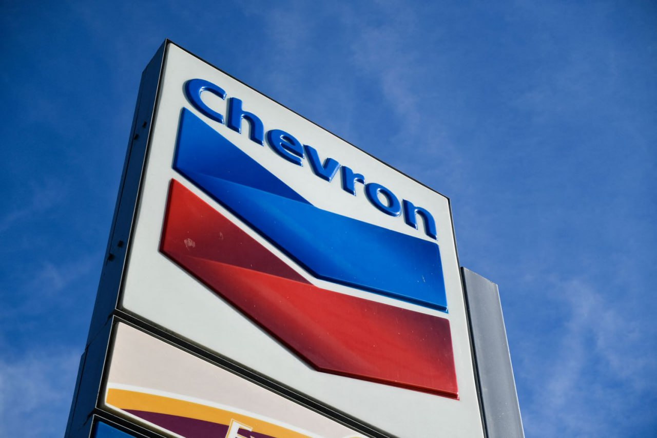 Chevron продавил Трампа на продолжение добычи в Венесуэле  Администрация Трампа готова продлить срок, отведенный Chevron Corp. для приостановки операций в Венесуэле, как минимум еще на 30 дней после «лоббистских усилий техасского нефтяного гиганта», пишет Bloomberg, ссылаясь на «осведомленные источники».  Чиновники США уже дали понять Chevron, что у компании будет больше времени для завершения операций с венесуэльской госкомпанией Petroleos de Venezuela SA сверх 30-дневного срока, который истекает 3 апреля, но не дали точных данных о том, сколько еще времени будет у компании.  Гендиректор Chevron Вирт поднял вопрос о возможном продлении во время встречи накануне с Трампом и другими руководителями нефтяных компаний в Белом доме.      YouTube   sponsr.ru