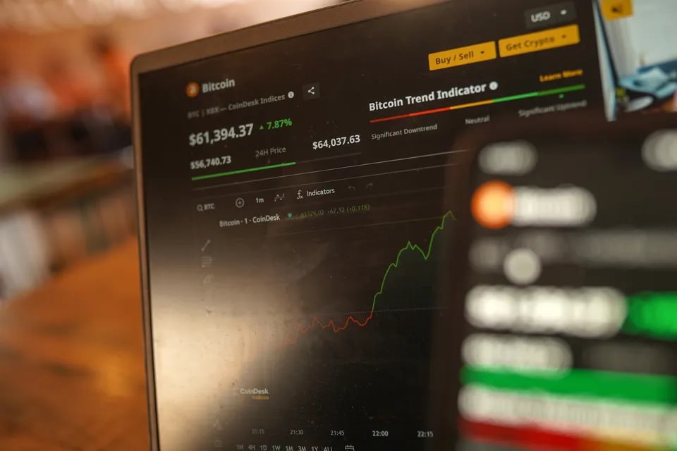 1   Криптовалютная биржа  Bullish, которая владеет криптоизданием Coindesk, увеличила потенциальный размер IPO с $629 млн до $990 млн. Об этом пишет Bloomberg.   Криптовалютная биржа планирует предложить на IPO 30 млн акций по цене от $32 до $33 за бумагу. Ранее она планировала продать 20,3 млн акций по цене от $28 до $31 за бумагу.  Как подсчитал Bloomberg, капитализация Bullish после IPO может достигнуть $4,8 млрд.