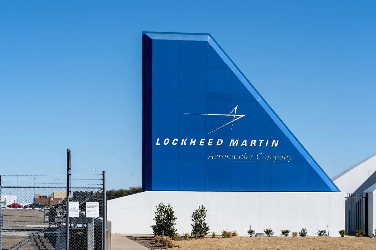 Пентагон заплатит Lockheed Martin Space более $1 млрд за разработку оружия "Быстрого глобального удара". Это экспериментальная военная программа США, цель которой - создание высокоточного неядерного оружия, способного нанести удар по любой точке планеты в течение одного часа. Завершить работы по контракту планируется к осени 2028 года.