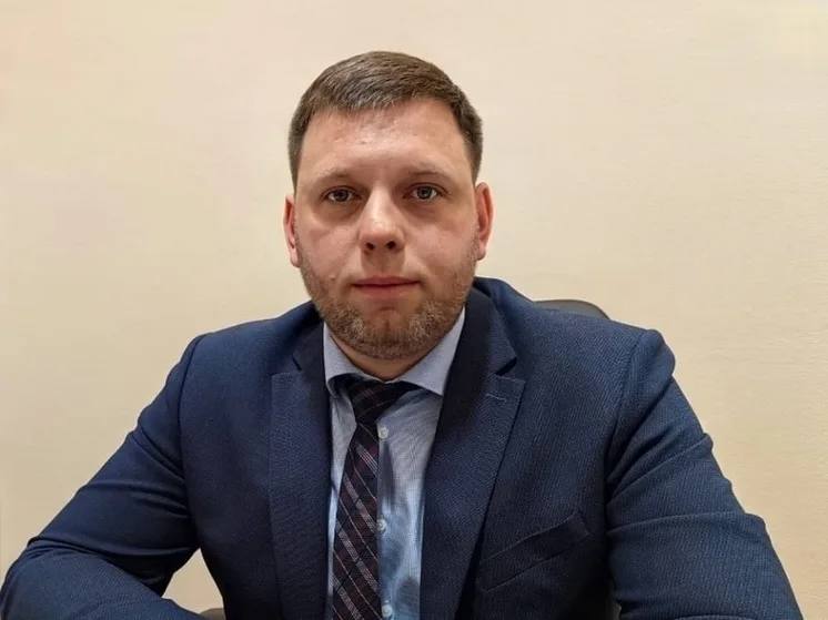 Первого замглавы Красноярска Александра Мацака задержали в Красноярске. Как сообщает канал Kras Mash, его подозревают в махинациях, связанных с ремонтом дорог. Подписаться Прислать новость