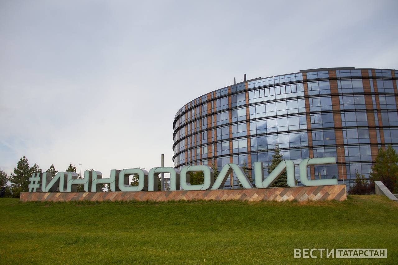 Университет Иннополис признан лучшим вузом России по качеству академической среды по версии Forbes В рейтинге российских вузов Forbes 2025 Университет Иннополис занял 16-е место и стал лидером среди высших учебных заведений Татарстана. В оценке участвовали 564 университета, как государственных, так и частных. Рейтинг был составлен на основе четырех ключевых метрик. Первая — «Качество нетворкинга», учитывающая средний балл ЕГЭ абитуриентов и долю победителей олимпиад. Вторая метрика — «Репутация у работодателей», основанная на опросе 64 компаний, которые оценивали репутацию вузов и подготовку выпускников. Третья метрика — «Международная репутация», включающая качество научных работ и позиции в международных рейтингах. Четвертая метрика — «Академическая среда», оценивающая квалификацию преподавателей, интернационализацию и финансовые показатели университета. Директор Университета Иннополис, Искандер Бариев, отметил, что успехи в рейтингах подтверждают акцент вуза на качественном образовании и исследовательской работе. В команде университета работают 135 преподавателей из 17 стран, многие из которых имеют опыт в крупных университетах и ИТ-компаниях. Университет активно сотрудничает с компаниями для внедрения научных разработок в реальную экономику. Подписаться Сообщить новость