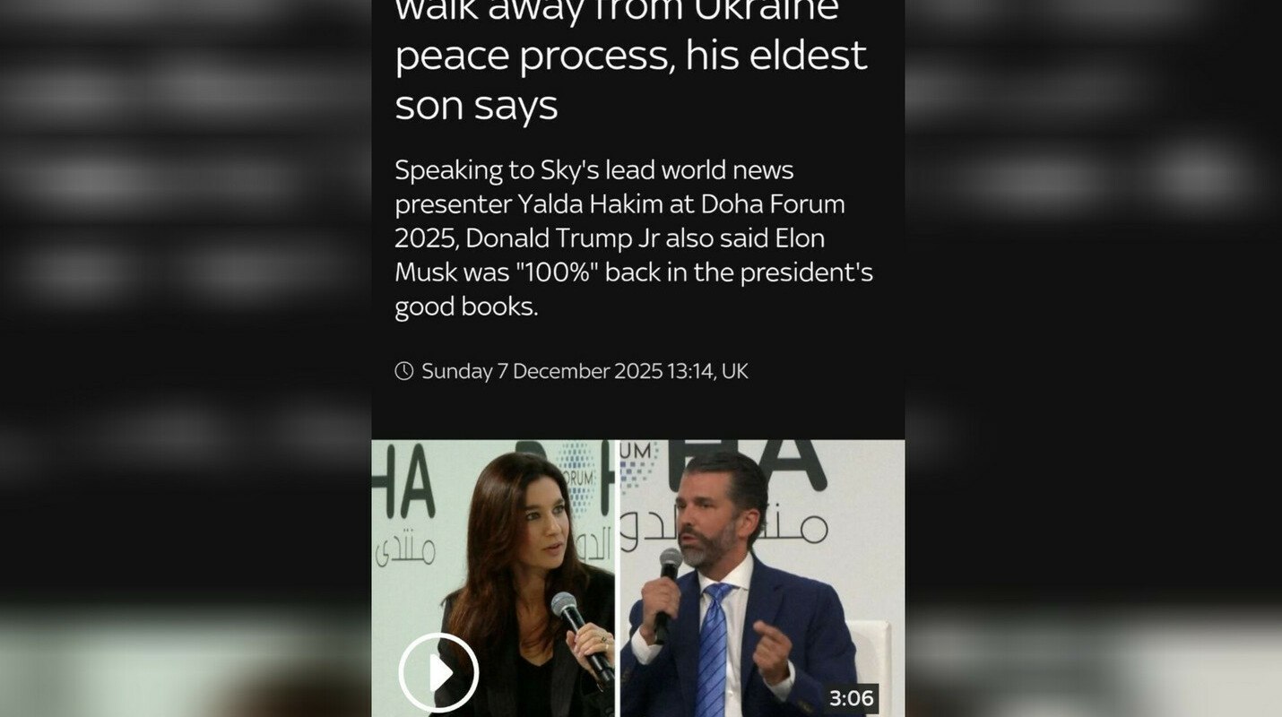 Сын Трампа отец может выйти из мирного процесса по Украине Трамп младший назвал своего отца непредсказуемым и не исключил его выход из переговоров по Украине передает ArbatMedia Выступая на форуме в Дохе Дональд Трамп младший заявил что нынешний президент США может отказаться от поддержки Киева Он подчеркнул что именно непредсказуемость делает его отца особенным Что хорошо в моем отце и что уникально в нем так это то что ты никогда не знаешь что он собирается сделать Он непредсказуем Кроме того Трамп младший выразил мнение что для США большую угрозу представляют наркокартели чем события в Украине или России По его словам американцы устали от постоянных конфликтов и не хотят продолжения военного финансирования Киева Тем не менее он отметил что речь не идет о полном отказе от поддержки Украины Ранее он критиковал украинские власти за то что на фронт отправляют молодых мужчин Прислать новость