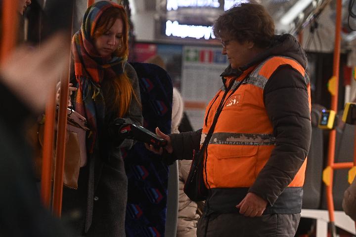 С 1 января 2026 года в муниципальном транспорте Иркутска повысят стоимость проезда Теперь за одну поездку трамваях и троллейбусах и автобусах придется платить 37 рублей Об этом сообщила начальник управления пассажирских перевозок городской администрации Наталья Писарик во время думской комиссии по транспорту Повышение связано с инфляцией Летом примерно с июля планируем еще одно повышение подчеркнула Наталья Писарик Сейчас поездка в одну сторону в муниципальном транспорте стоит 35 рублей