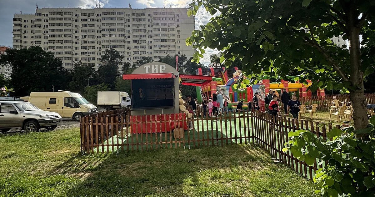 В Краснодаре установят законность размещения уличных аттракционов Глава кубанской столицы Евгений Наумов сообщил, что горожане рассказывают о батутах, установленных частными лицами без разрешительных документов на улице имени Героев-Разведчиков, в Молодёжном микрорайоне и во всех больших спальных районах Краснодара. По мнению главы города, все они должны быть демонтированы и для этого есть ряд причин. Во-первых, аттракционы могли быть установлены с нарушениями. Во-вторых, за безопасность детей на этих на аттракционах никто не отвечает. В-третьих, наносится урон земельным участкам, так как владельцы ставят батуты обычно на газонах, а к осени на них вытаптывается и высыхает трава. В-четвертых, город не получает от деятельности незаконных аттракционов налоговых поступлений в бюджет. Градоначальник поручил управлению муниципального контроля принять меры к оперативному демонтажу установленных без разрешительных документов аттракционов. пресс-служба администрации Краснодара /фото/видео для публикации или заказать рекламу: «Утренний Юг»