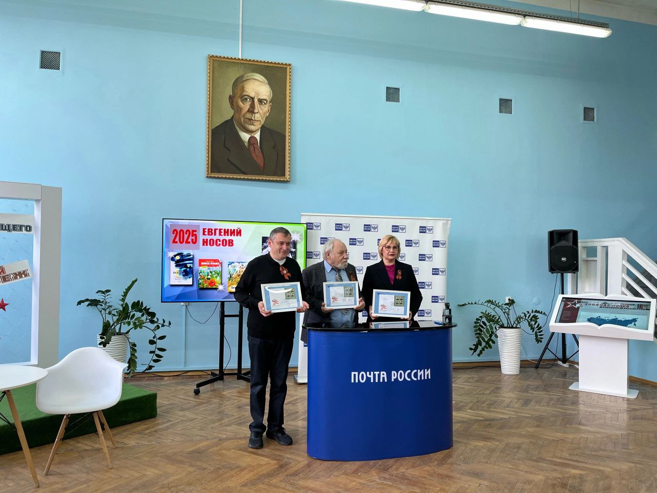 В Курске прошла церемония гашения почтовых марок, посвящённых писателям-фронтовикам В обращение поступили четыре марки, на одной из которых изображен наш земляк – писатель Евгений Носов, 100-летие со дня рождения которого отмечаем в этом году. Церемония прошла в библиотеке имени Н. Асеева. В ней принял участие врио губернатора Курской области Александр Хинштейн. Он подчеркнул: – Марка очень точно отражает дух, эстетику, стилистику, идеологию времени, в которое она была создана. Глава региона поздравил курян с предстоящим юбилеем Великой Победы и отметил важность сохранения памяти о литературном наследии фронтовиков. Также в рамках мероприятия состоялась лекция, посвящённая жизни и творчеству Евгения Носова. Фото: Владимир Титяев.