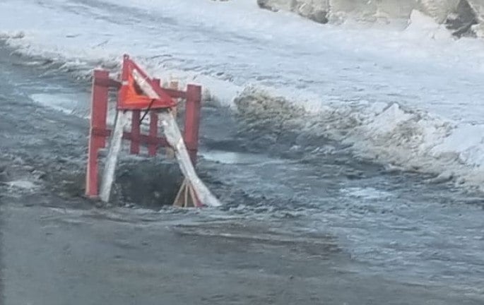 Вчера в переулке Алых роз провалился автобус. Произошло это накануне вечером в районе 20 часов на перекрестке с улицей Герасима Шебунина. Как раз в том месте, где делали врезку водопровода новой детской поликлиники. Сегодня на месте автобусной «ловушки» установили конус. Будьте осторожны на этом участке дороги. Яму заделали сколоченными палками