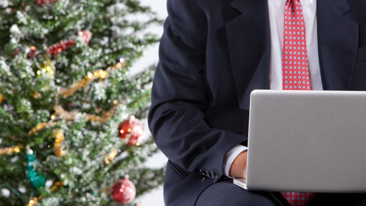 До 11 января можно не отвечать на звонки от начальства КП Юристы пояснили что в праздничные дни работники с нормированным графиком имеют полное право игнорировать звонки руководства поскольку по Трудовому кодексу РФ это время официального отдыха и работодатель не может требовать выполнения обязанностей даже дистанционно Пропущенный звонок не считается нарушением однако правило не распространяется на сотрудников с ненормированным графиком а также работников правоохранительных органов и экстренных служб для которых действуют отдельные исключения МЫ В МАХ