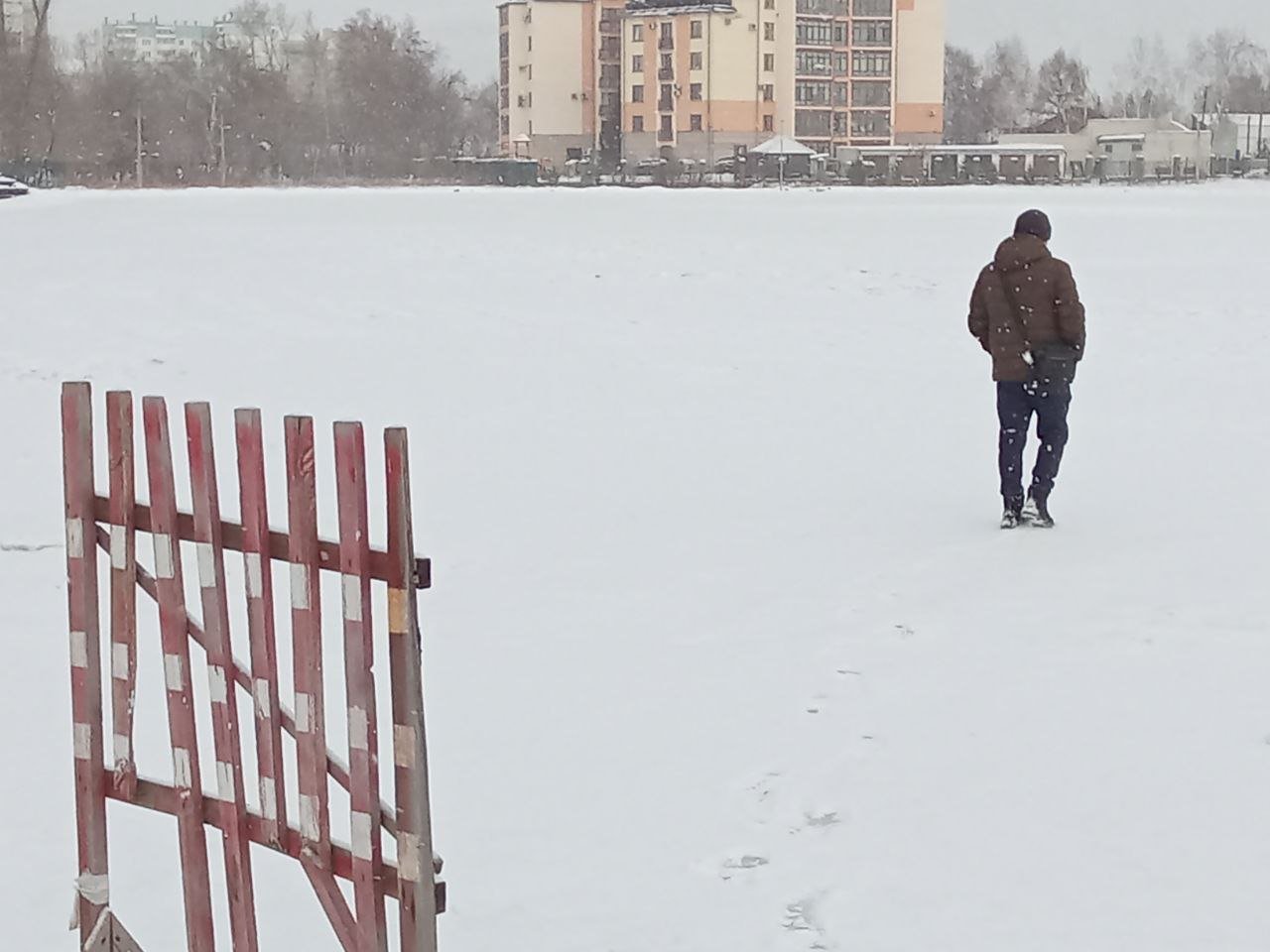 Открытие катка на стадионе "Клевченя" отложили на неопределенный срок  "Наши ледовары очень стараются и делают все возможное, чтобы открыться как можно быстрее. Но пока наша ледовая арена еще не готова, нам нужно еще немного времени," — сообщили в группе ВКонтакте "Клевчени". Представители стадиона предупредили, что сообщат об открытии катка за 1-2 дня на своих страницах в соцсетях.   Будем обязательно ждать!  Фото: amic.ru