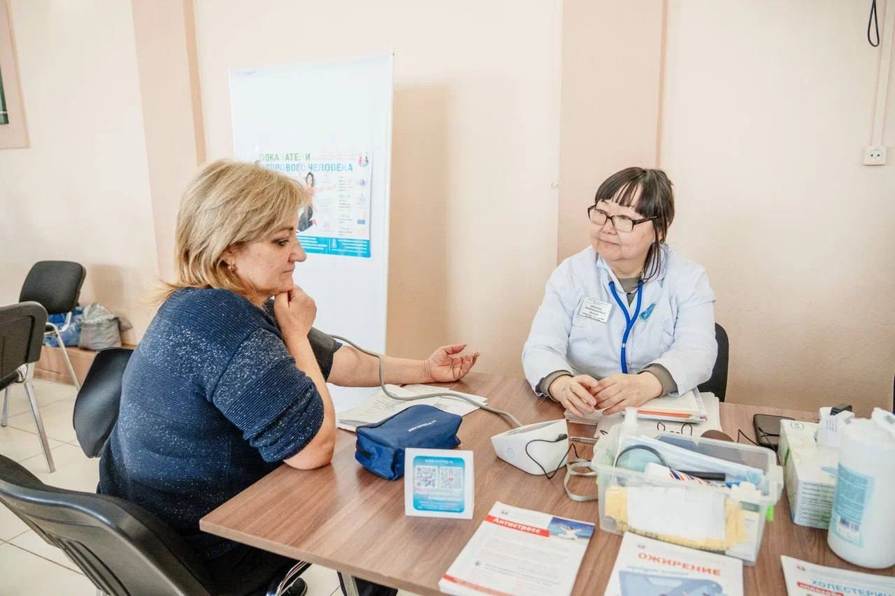 Диспансеризация спасает жизни По инициативе Президента России в Бурятии реализуется нацпроект Продолжительная и активная жизнь В 2025 году диспансеризацию прошли более 400 тысяч жителей Благодаря обследованиям у людей на ранних стадиях выявили 897 случаев онкологии тысячи случаев диабета и сердечно сосудистых заболеваний лечение начали вовремя Один из таких пациентов житель Улан Удэ Арсалан Бадмаев Во время обычного осмотра врачи заподозрили онкологию и направили его на дополнительные исследования Сделали биопсию слава богу на самой ранней стадии поймали обошлось малой кровью Если бы не этот профилактический осмотр ходил бы сейчас здоровый и запустил бы болезнь Спасибо нашим врачам и собственной сознательности Врачи напоминают регулярная диспансеризация помогает выявить серьёзные болезни до появления симптомов и сохранить здоровье на долгие годы