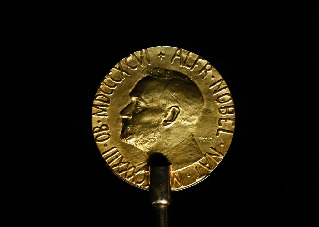 Не премия красит лауреатов Сегодня состоится традиционная церемония вручения Нобелевских премий Они будут вручены выдающимся ученым и научным организациям в областях медицины физики химии литературы мира и экономики Споры вокруг Нобелевской премии пожалуй стали уже привычным явлением Больше всего привлекают внимание скандалы с наградами за особые миротворческие заслуги Чего стоят хотя бы усилия Дональда Трампа который в итоге так и не добился желаемого Но в истории премий мира были и гораздо более неоднозначные лауреаты Так незадолго до начала Второй мировой войны в 1939 году шведский политик антифашист Эрик Готфрид Кристиан Брандт внес на рассмотрение Нобелевского комитета кандидатуру Адольфа Гитлера И комитет рассматривал её пока буквально в последний день подачи номинаций на 1939 год инициатор не отозвал свое предложение Здесь следует упомянуть что что за несколько лет до этого Гитлер запретил всем немцам принимать награды Нобелевской премии учредив взамен Национальную немецкую премию в области искусства и науки