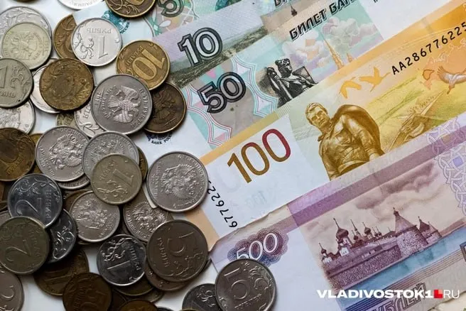 Сотрудники завода ЖБИ 3 в приморском поселке Заводской вновь остались без зарплаты в срок деньги выдают частично и не всем а обещанные даты выплат срываются уже не первый раз Люди жалуются на нестабильность долги и полное отсутствие объяснений со стороны руководства По словам сотрудника который попросил редакцию VLADIVOSTOK1 RU сохранить его анонимность деньги на предприятии продолжают выдавать частично и не всем а закрепленные трудовыми договорами сроки 12 го числа зарплата и 27 го аванс систематически нарушают У нас на заводе опять проблема выдают зарплату частично Те кто на банке Приморье дали не всем а те кто на Сбере вообще никому Сегодня уже 16 е число зарплаты всё нет Помогите обратился заводчанин к журналистам Работник отметил что в целом задержки платы за труд на предприятии начались с мая 2025 года деньги задерживали на недели а один раз даже на месяц Нам говорят Денег нет но вы держитесь У людей ипотеки кредиты а тут такая нестабильность Такое ощущение что мы попали в лихие 90 е посетовал житель Артема Подробности уже рассказали на нашем сайте по ссылке  Подписаться в MAX