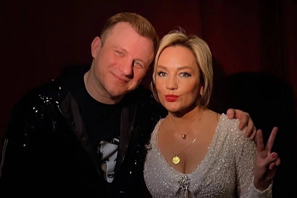 Знаменитый танцор Татьяны Булановой Дмитрий Берегуля опроверг своё увольнение Поводом для беспокойства стало отсутствие Берегули в подтанцовке певицы на фестивале Новая волна в Казани Поклонники забеспокоились неужели не осталось сил даже на легендарные энергосберегающие танцы Берегуля опроверг всё сам заявив что работает ещё и ведущим и у него есть обязательства перед заказчиками И если у Булановой и есть на него планы то он об этом ничего не знает Фанаты выдохните соцсети Дмитрия Берегули Подпишись на Комсомольскую правду СПб отдай свой буст нам