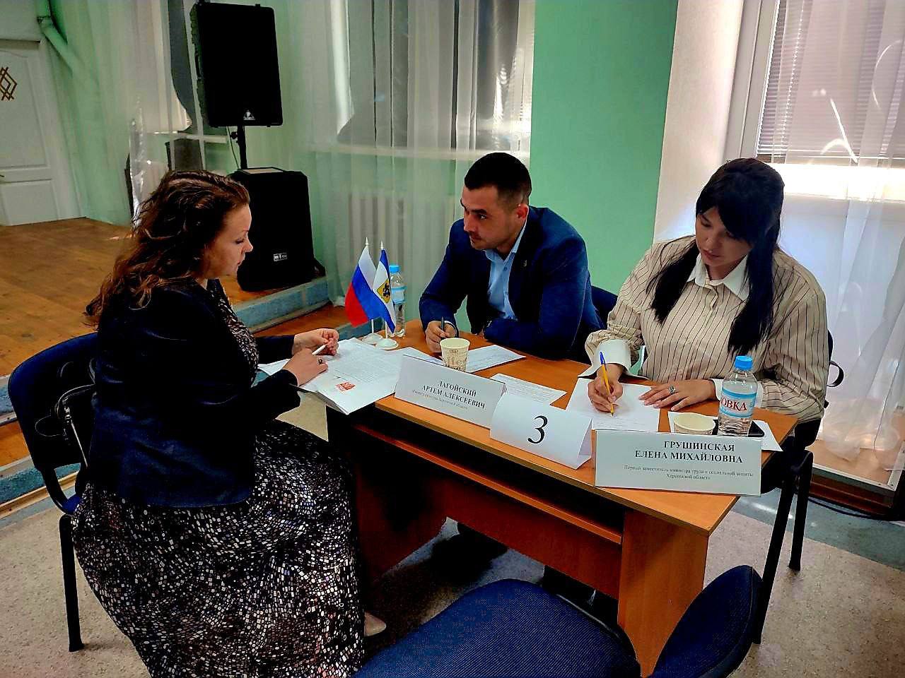 В Скадовском округе прошла мобильная приемная Губернатора. Более 80 обращений поступило в мобильную приемную Губернатора Херсонской области в Скадовском округе. Представители региональных и федеральных органов власти, юристы и миграционная служба МВД оказывали консультации по самым разным вопросам: от перерасчета пенсий и оформления льгот до получения гражданства и ремонта недвижимости. Отрадно, что значительное внимание было уделено вопросам культуры! Жители активно интересовались: Содействием Министерства культуры в проведении региональных фестивалей. Мы готовы поддерживать инициативы, направленные на сохранение и развитие культурного наследия нашего региона! Участием в программе "Земский работник культуры". Эта программа – отличная возможность для молодых специалистов внести свой вклад в развитие культуры на селе. Министерство культуры Херсонской области открыто к диалогу и готово оказывать всестороннюю поддержку культурным инициативам! #Скадовск #КультураХерсонщины #МобильнаяПриемная #ЗемскийРаботникКультуры #Фестивали