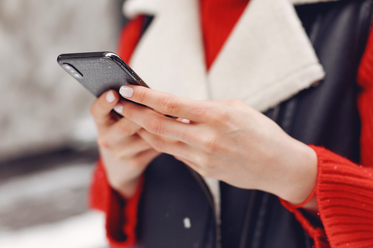 Из за атак БПЛА и отключений связи россияне массово меняют операторов В октябре 2025 года Минцифры зафиксировало рекорд по переносу номеров от одного оператора к другому 617 тысяч раз Одна из причин нестабильная работа мобильного интернета во время ограничений которые вводят на фоне атак БПЛА пишут Ведомости На рост популярности услуги также могли повлиять новые правила с сентября операторы больше не могут отказывать в переносе номера по формальным основаниям из за чего число отказов сократилось примерно на 30 отметили в Минцифры Пользователи реагируют не только на изменение тарифов но и на реальную работу связи в конкретных городах Во время ограничений мобильного интернета люди замечают что у разных операторов связь ведет себя по разному где то интернет пропадает полностью а где то продолжает работать частично Этот вопрос обсуждают в соцсетях и абоненты начинают переносить номера к тем операторам у которых связь в период ограничений оказывается стабильнее Подобные ограничения распространяются на всех операторов связи но не исключено что в силу только недавно введенных требований могут возникать ситуации когда у одного оператора связи интернет выключается медленнее что провоцирует сарафанное радио и заставляет людей переносить номера на других операторов связи объяснил Денис Кусков генеральный директор TelecomDaily По его словам именно такие ситуации могли привести к рекордным показателям по переносу номеров осенью 2025 года