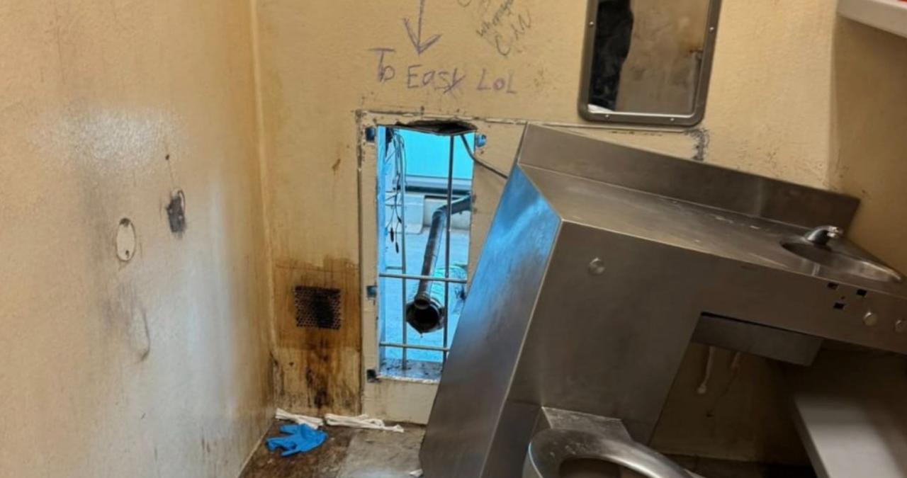 Букмекеры теперь принимают ставки на беглых зэков Сначала мемом стал побег из тюрьмы в Новом Орлеане — 10 заключенных сбежали, просто оторвав унитаз от стены Сейчас народ начал ставить, кого первым поймают к пятнице. А для тех, кто хочет углубиться в вопрос, в интернетах уже выкладывают досье на беглецов Ставим на того, что в футболке, не ошибёмся