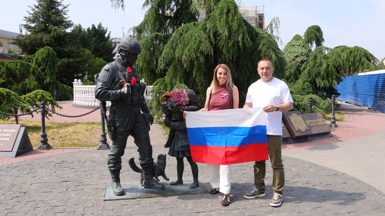 Автопробег, посвященный Дню России, прошел в Симферополе 12 июня. Десятки автомобилей, украшенных российскими флагами, проехали по центральным улицам города, демонстрируя патриотический дух и единство граждан. Колонна стартовала с Автовокзала и проследовала по основным магистралям, таким как проспект Кирова и улица Севастопольская. Маршрут был заранее согласован с ГИБДД, что обеспечило безопасность участников и других горожан. Звучали патриотические песни, создавая праздничную атмосферу. В автопробеге приняли участие депутаты Симферопольского городского совета, представители различных общественных организаций, и неравнодушные жители Симферополя. Многие участники пришли с семьями, что подчеркивало значение Дня России как семейного праздника. Целью мероприятия было укрепление чувства патриотизма, сохранение исторических ценностей и сплочение жителей города. Автопробег стал ярким символом любви к Родине и гордости за свою страну. По завершении автопробега участники возложили цветы к памятнику «Вежливым людям» и Екатерине II. #ЕдинаяРоссия #ЕР82 #ДеньРоссии